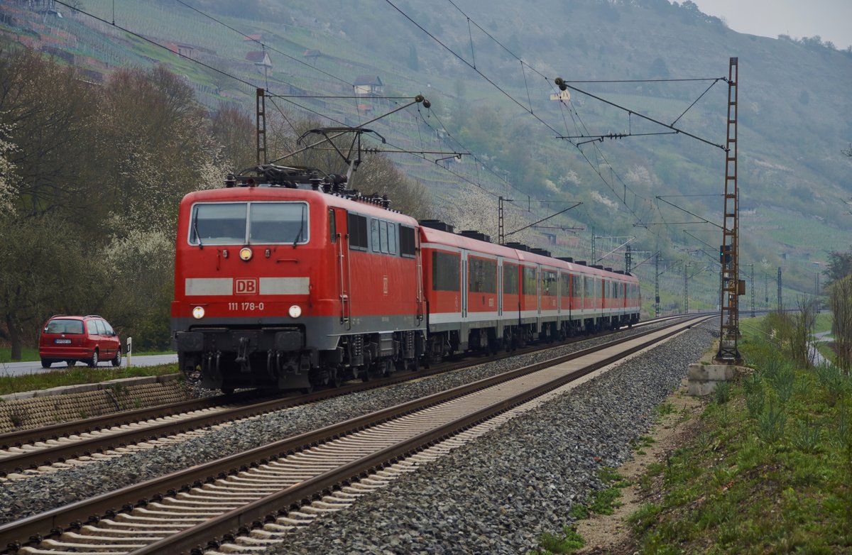 111 178-0 als RE passiert am 12.04.16 Gambach und ist in Richtung Frankfurt/M. unterwegs. 