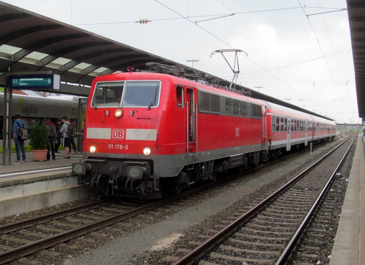 111 178-0 steht am 30. April 2014 mit einer RB von Saalfeld über Bamberg nach Haßfurt im Bahnhof Bamberg auf Gleis 6.