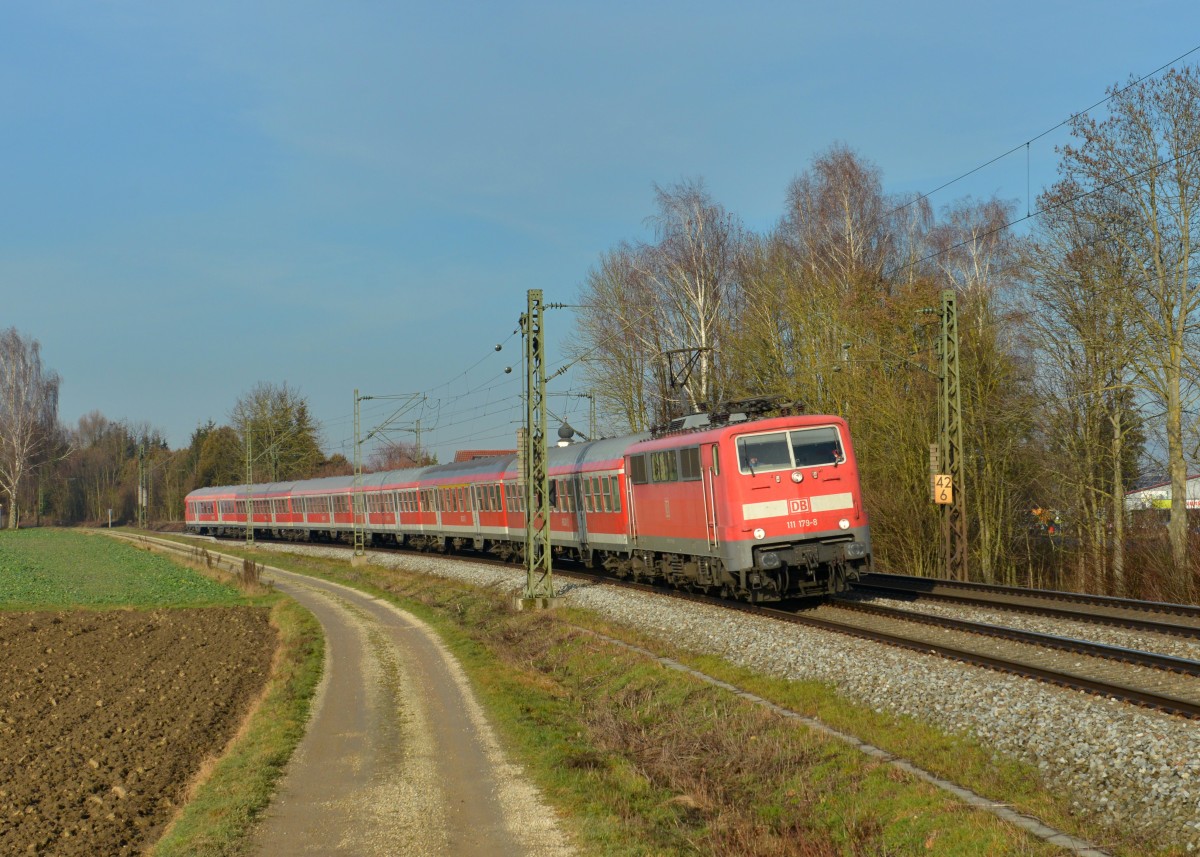 111 179 mit einer Leerfahrt am 28.12.2015 bei Langenisarhofen.