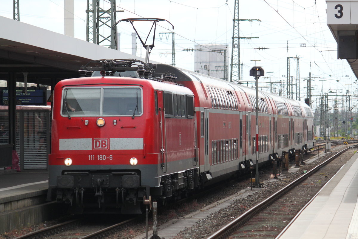 111 180 hat soeben mit einem RE aus Treuchtlingen ihren Endbahnhof Nürnberg Hauptbahnhof erreicht. Aufnahmedatum: 16.06.2017