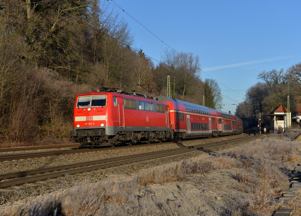 111 180 mit einem RE nach Salzburg am 14.12.2013 bei der Durchfahrt in Assling.