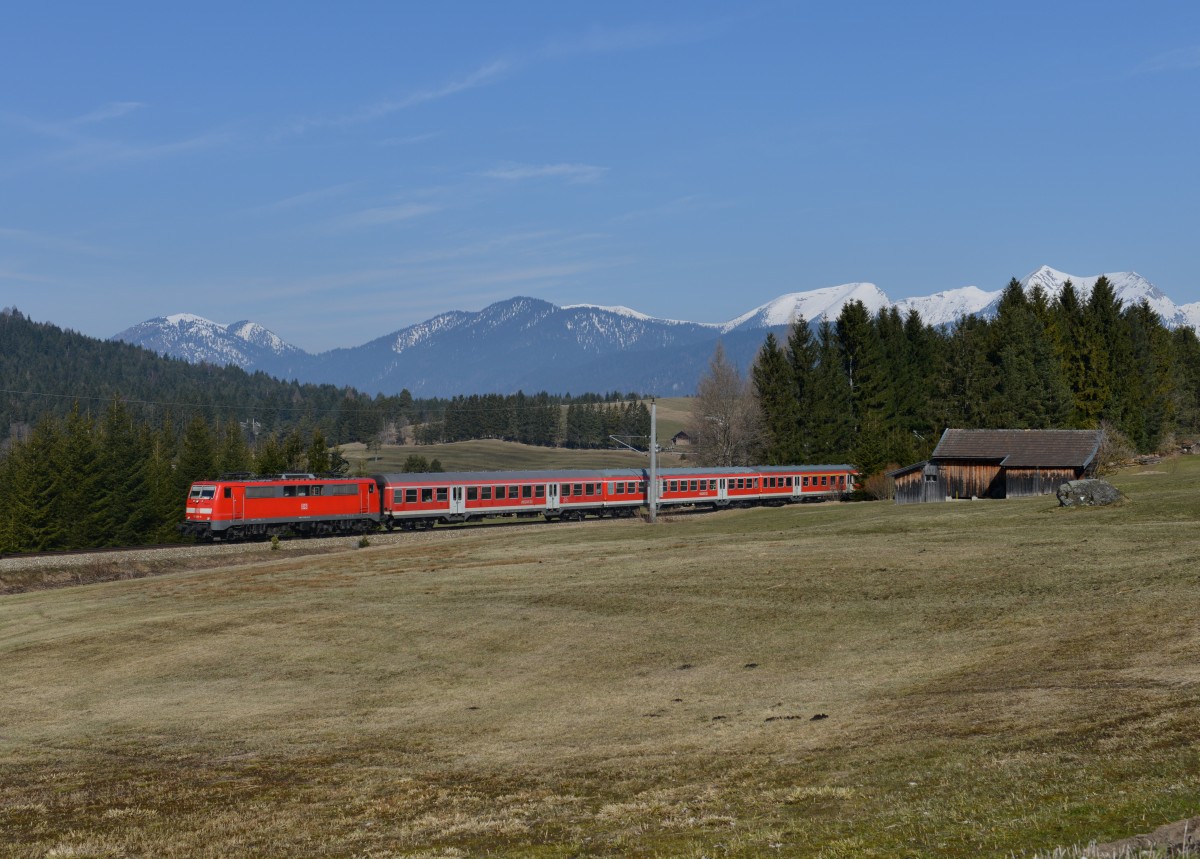 111 180 mit einer RB nach Innsbruck am 04.04.2013 bei Schmalenseehhe.