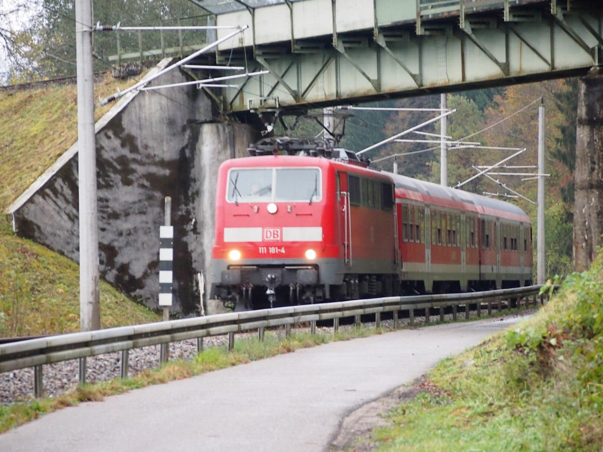 111 181 mit zwei Bn-Wagen als RB 5522 von Garmisch-Partenkirchen nach Reutte in Tirol. Am 27.10.14 vor Grainau.