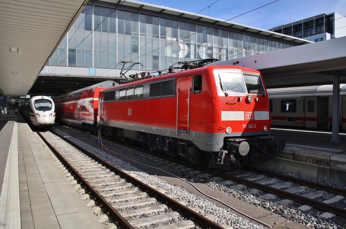 111 182-2 verlässt am 14.8.2017 mit dem RE57084 nach Augsburg Hauptbahnhof den Münchener Hauptbahnhof.