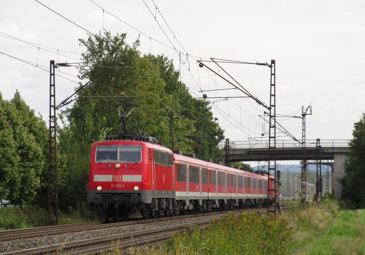 111 182-2 zieht am 11.August 2016 einen RE nach Frankfurt(Main) bei Thngersheim in Richtung Gemnden(Main). Am Schluss schob 111 213-5.