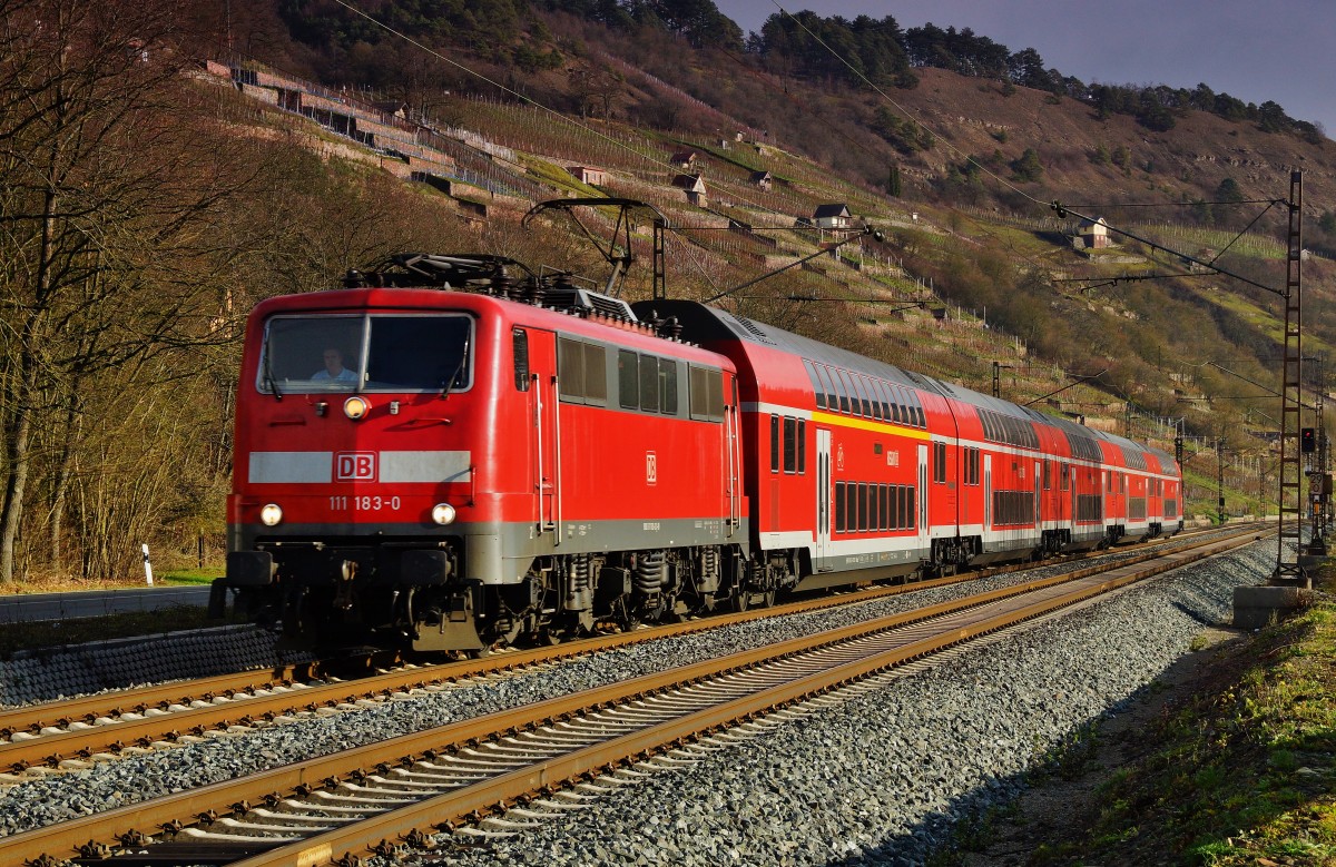 111 183-0 ist am 09.12.15 mit einen RE in Richtung Gemünden/Main unterwegs gesehen bei Gambach.