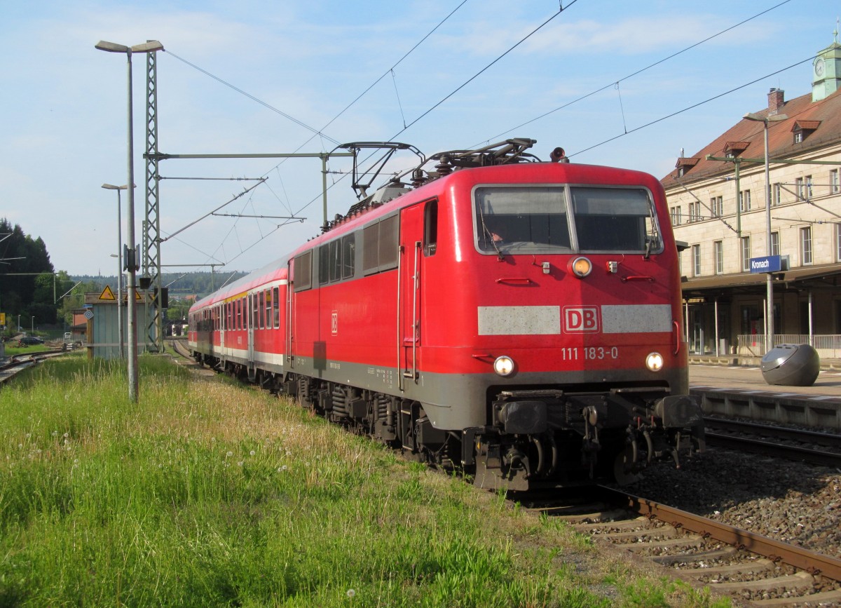 111 183-0 verlässt am 05. Mai 2014 mit zwei n-Wagen als RB nach Bamberg den Bahnhof Kronach über Gleis 4.