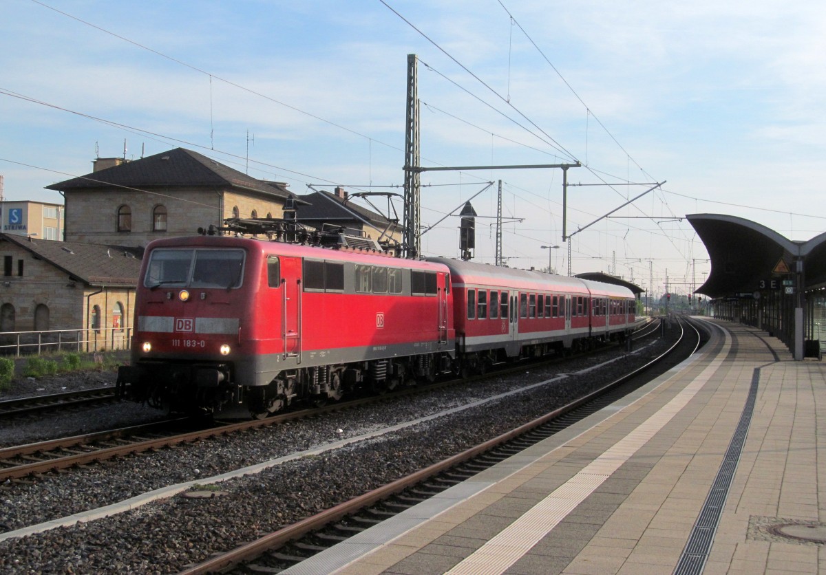 111 183-0 verlässt am 05. Mai 2014 mit einer RB nach Saalfeld (Saale) den Bahnhof Lichtenfels.
