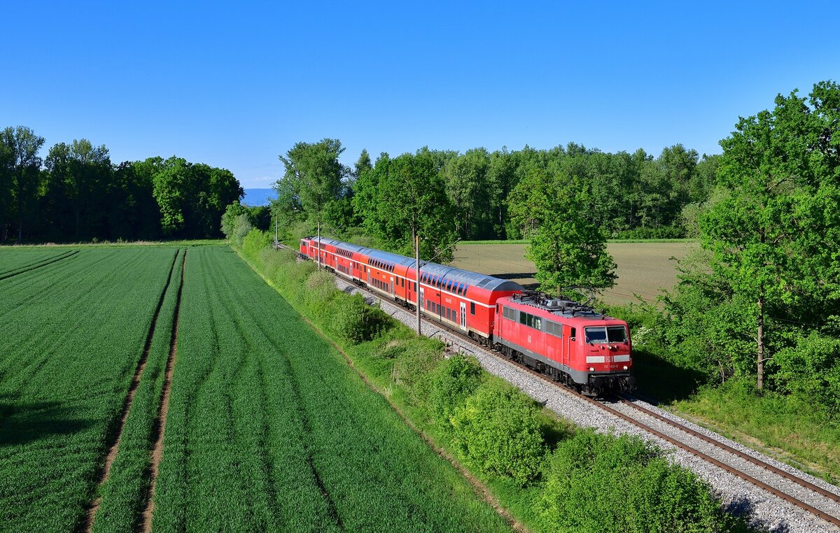111 183 mit RE3 am 14.05.2022 bei Wallersdorf.