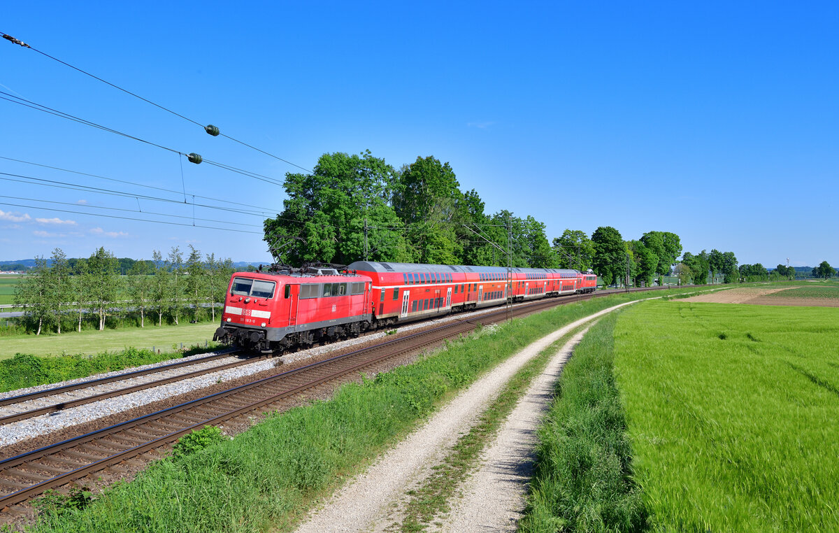 111 183 mit RE3 am 18.05.2022 bei Langenisarhofen.