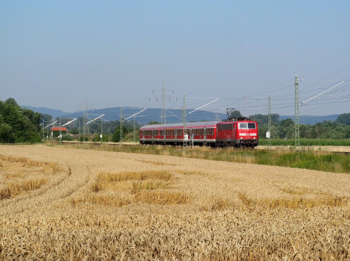 111 184-8 ist am 18. Juli 2014 mit einer Regionalbahn von Bamberg nach Kronach bei Trieb unterwegs.