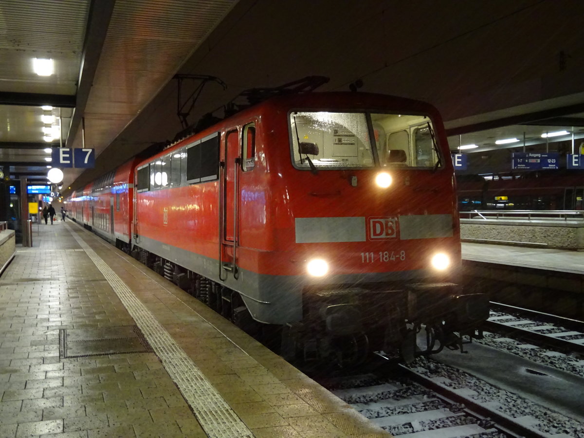 111 184-8 steht am 16. Januar 2016 mit einem RE nach Bamberg im Nürnberger Hbf.