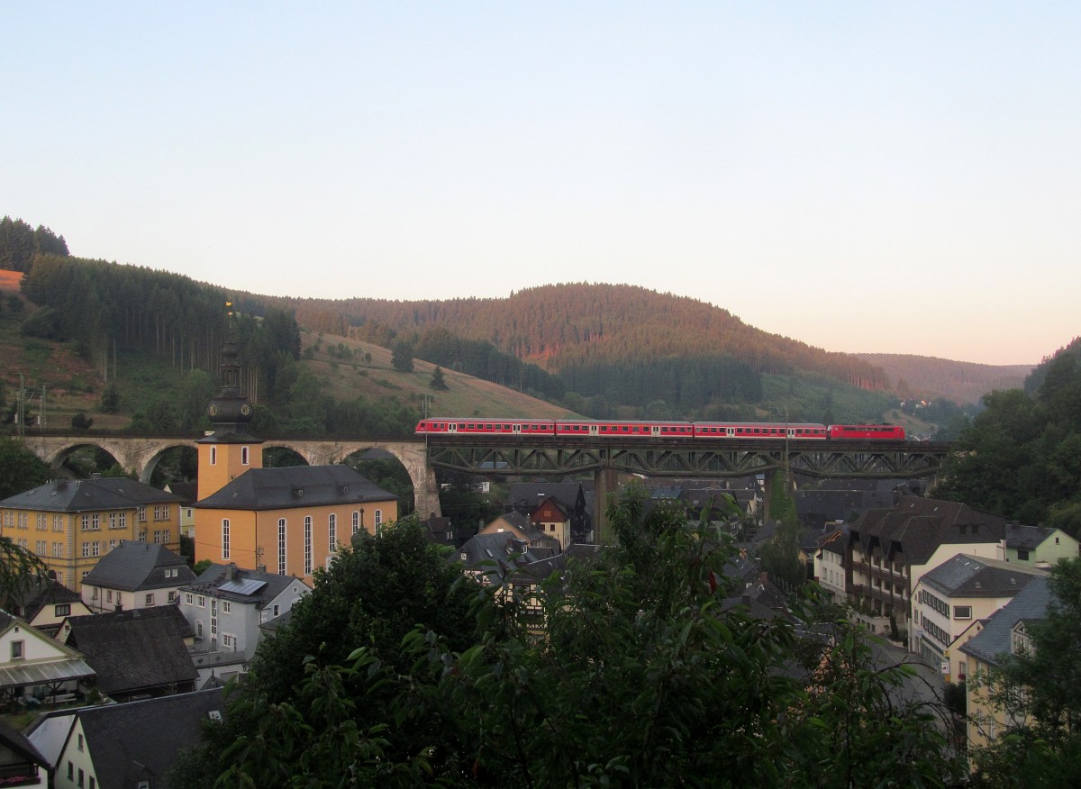 111 184-8 überquert am 18. Juli 2014 mit einer morgendlichen Leerreise von Bamberg nach Ludwigsstadt die Trogenbachbrücke in Ludwigsstadt.