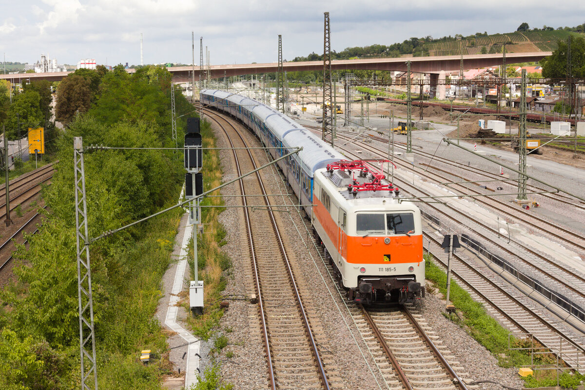 111 185 mit Leerreisezug von untertürkheim zum Abstellbahnhof Stuttgart-Rosenstein am 20.08.2022 am Eszetsteg in Stuttgart. 