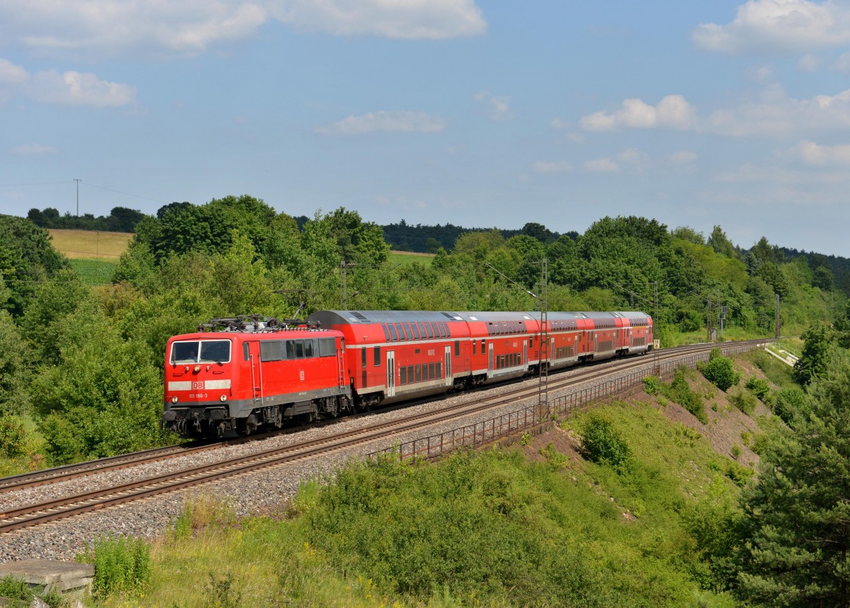 111 186 mit einem RE nach Nrnberg am 08.07.2013 bei Laaber.