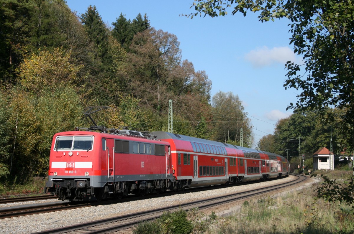 111 186 mit RE 79015 (Mnchen Hbf–Salzburg Hbf) am 14.10.2011 in Aling (Oberbay)
