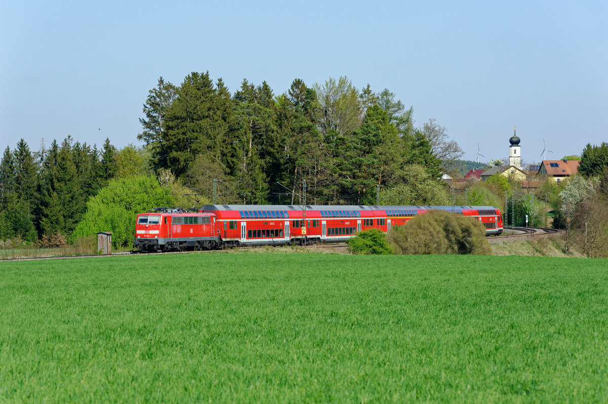 111 187 mit dem RE (München Hbf - Nürnberg Hbf) bei Seubersdorf, 23.04.2020