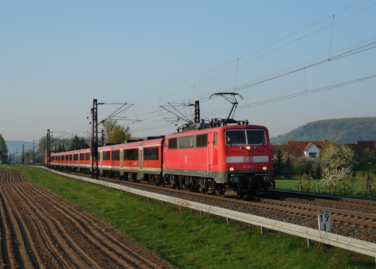 111 187 mit einem RE nach Frankfurt (Main) am 19.04.2011 bei Himmelstadt.