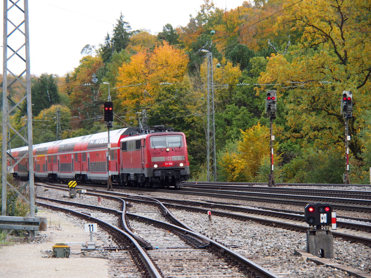 111 188 als RB 59156 von München nach Nürnberg. Am 07.10.17 bei der Einfahrt Eichstätt Bahnhof.