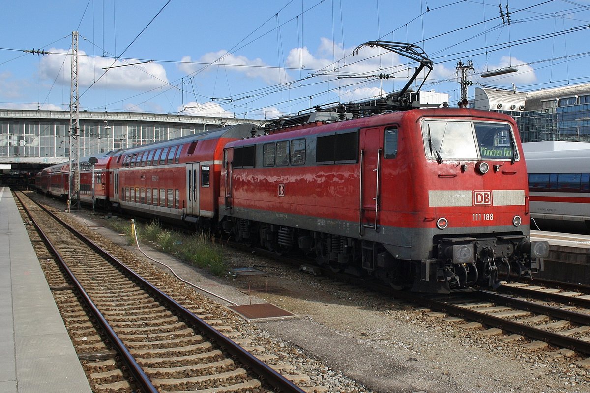 111 188 erreicht am 13.8.2017 mit dem RE59691 von Ingolstadt Hauptbahnhof den Münchener Hauptbahnhof.