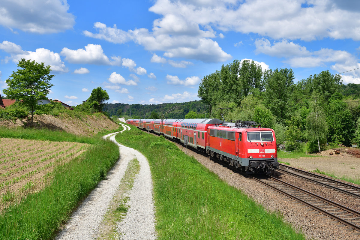 111 188 mit einem RE am 21.05.2020 bei Seestetten.