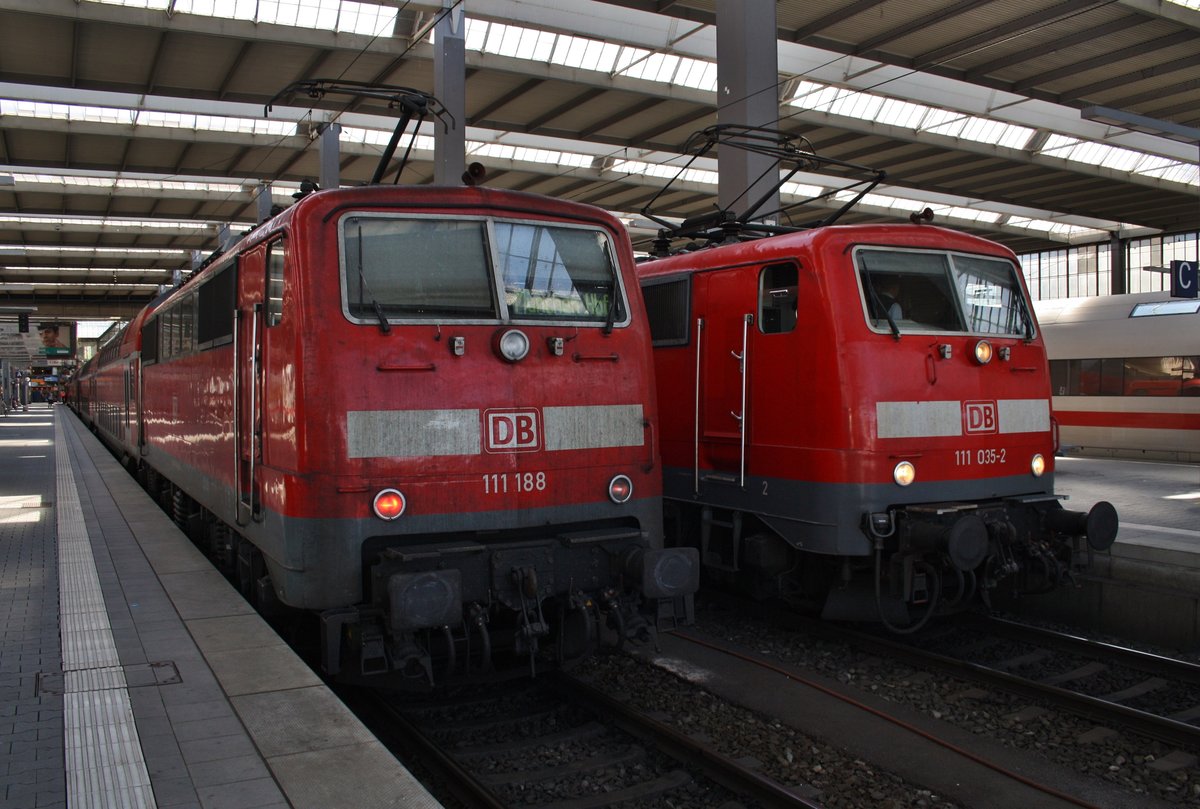 111 188 trifft am 14.8.2017 mit der RB59151 von	Treuchtlingen im Münchener Hauptbahnhof auf 111 035-2 mit der RB59098 nach Nürnberg Hauptbahnhof.