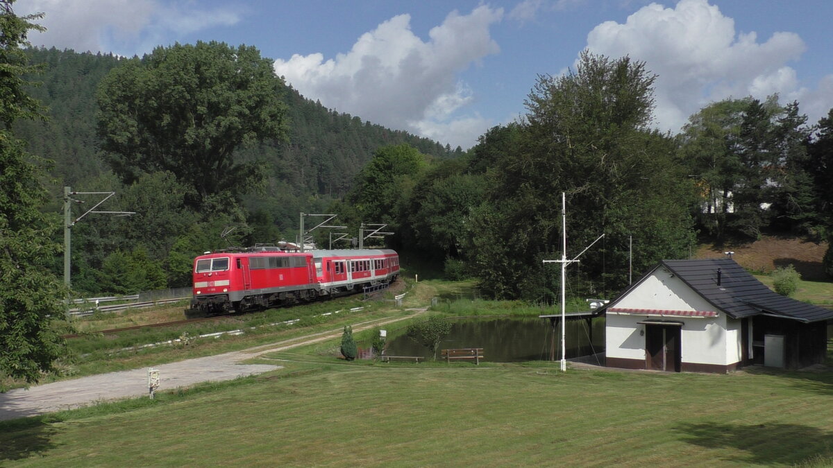 111 189 zieht am Morgen des 25.07.2021 ihren Murgtäler Radexpress über die Murgtalbahn bei Obertsrot im Murgtal.