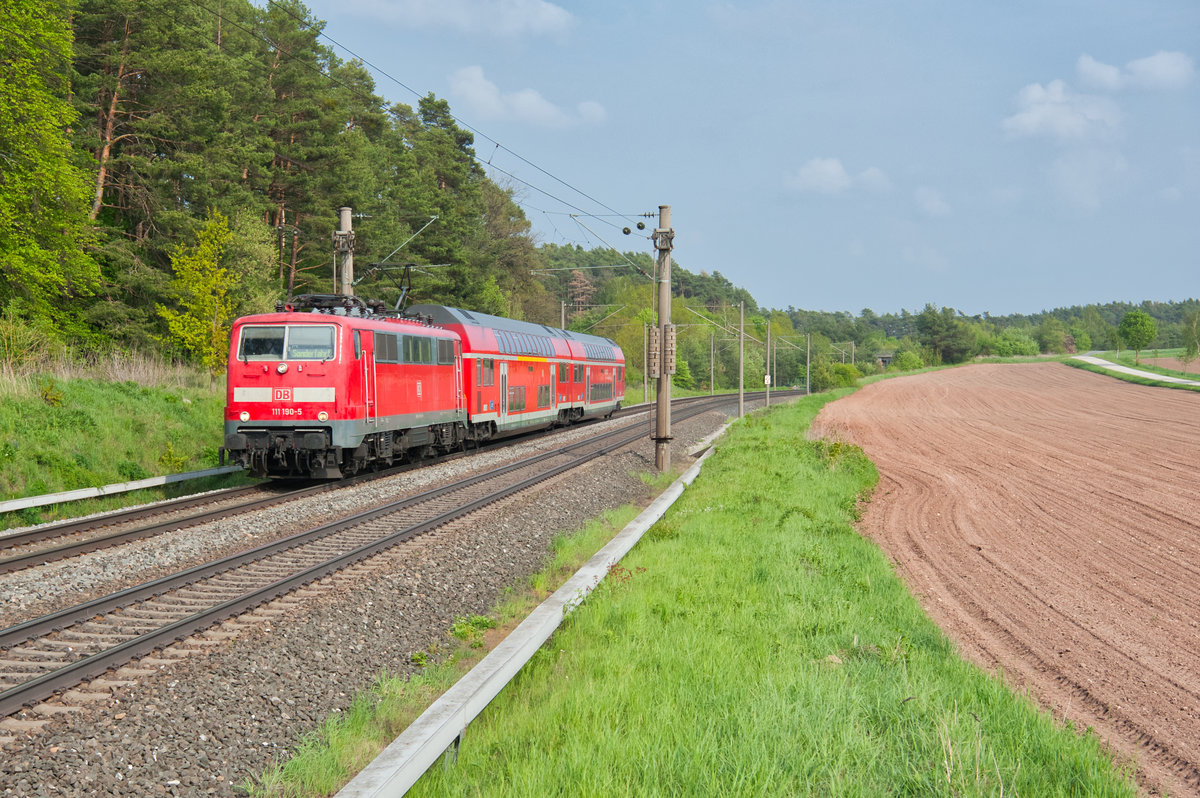 111 190 mit zwei Doppelstockwagen auf Überführungsfahrt Richtung Würzburg bei Hagenbüchach, 02.05.2019