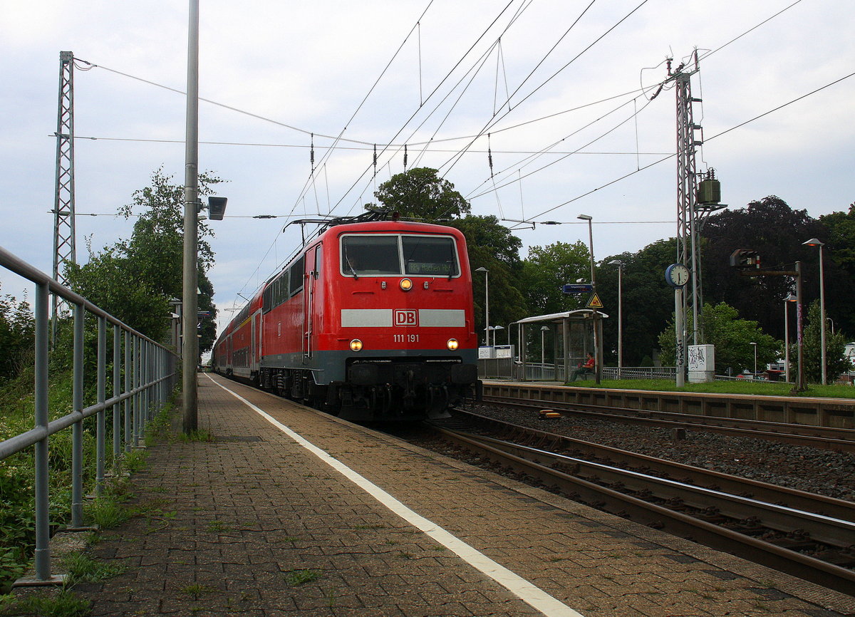 111 191 DB kommt die Kohlscheider-Rampe hoch aus Richtung Neuss,Herzogenrath mit dem RE4 aus Dortmund-Hbf nach Aachen-Hbf und fährt durch Kohlscheid in Richtung Richterich,Laurensberg,Aachen-West,Aachen-Schanz,Aachen-Hbf. 
Aufgenommen vom Bahnsteig 2 in Kohlscheid.
Am 5.8.2016.