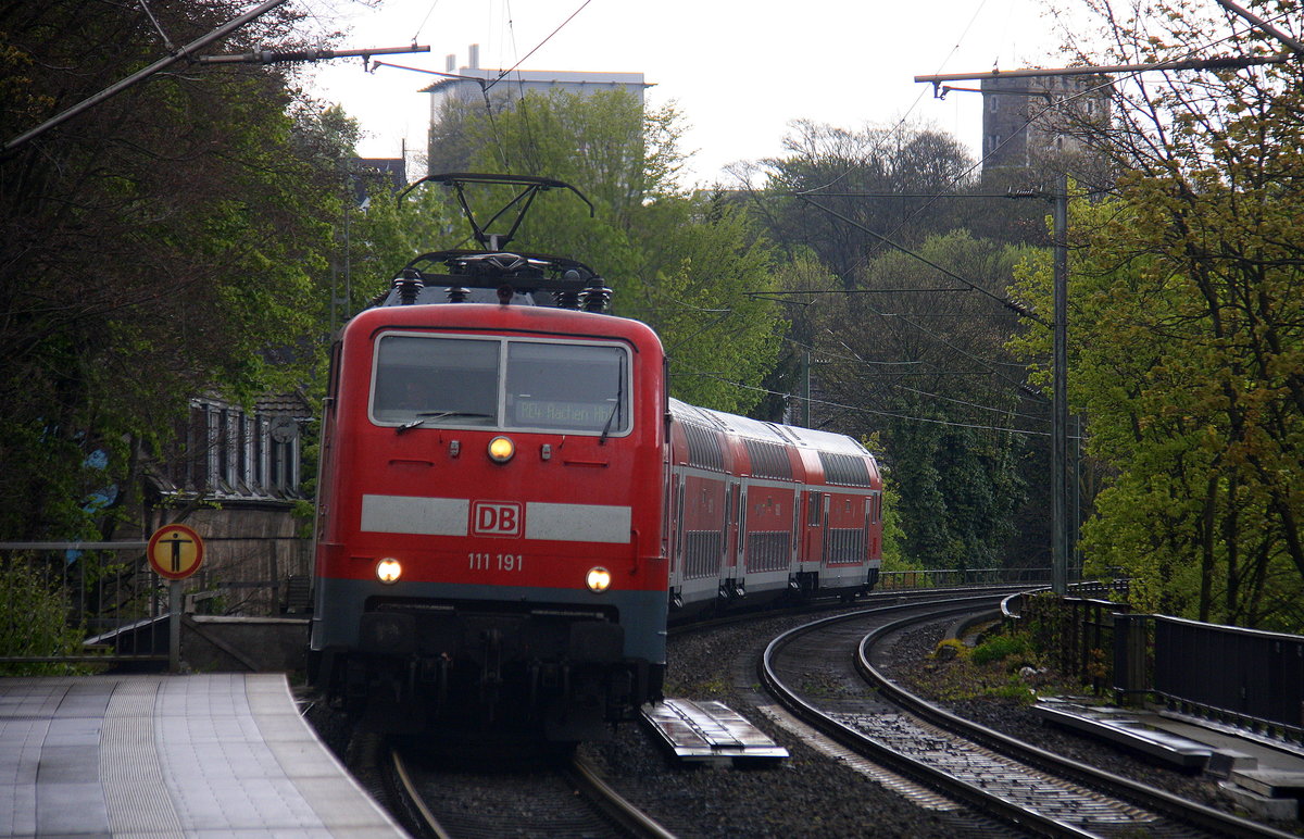 111 191 DB kommt mit dem RE4 von Dortmund-HBf nach Aachen-Hbf und kommt aus Richtung Rheydt,Wickrath,Beckrath,Herrath,Erkelenz,Baal,Hückelhoven-Baal,Brachelen,,Lindern,Süggerath,Geilenkirchen,Frelenberg,Zweibrüggen,Übach-Palenberg,Rimburg,Finkenrath,Hofstadt,Herzogenrath, Kohlscheid,Richterich,Laurensberg,Aachen-West und fährt in Aachen-Schanz ein und hält in Aachen-Schanz und fährt dann weiter in Richtung Aachen-Hbf. 
Aufgenommen vom Bahnsteig von Aachen-Schanz.
Bei Regenwetter am Nachmittag vom 25.4.2017. 