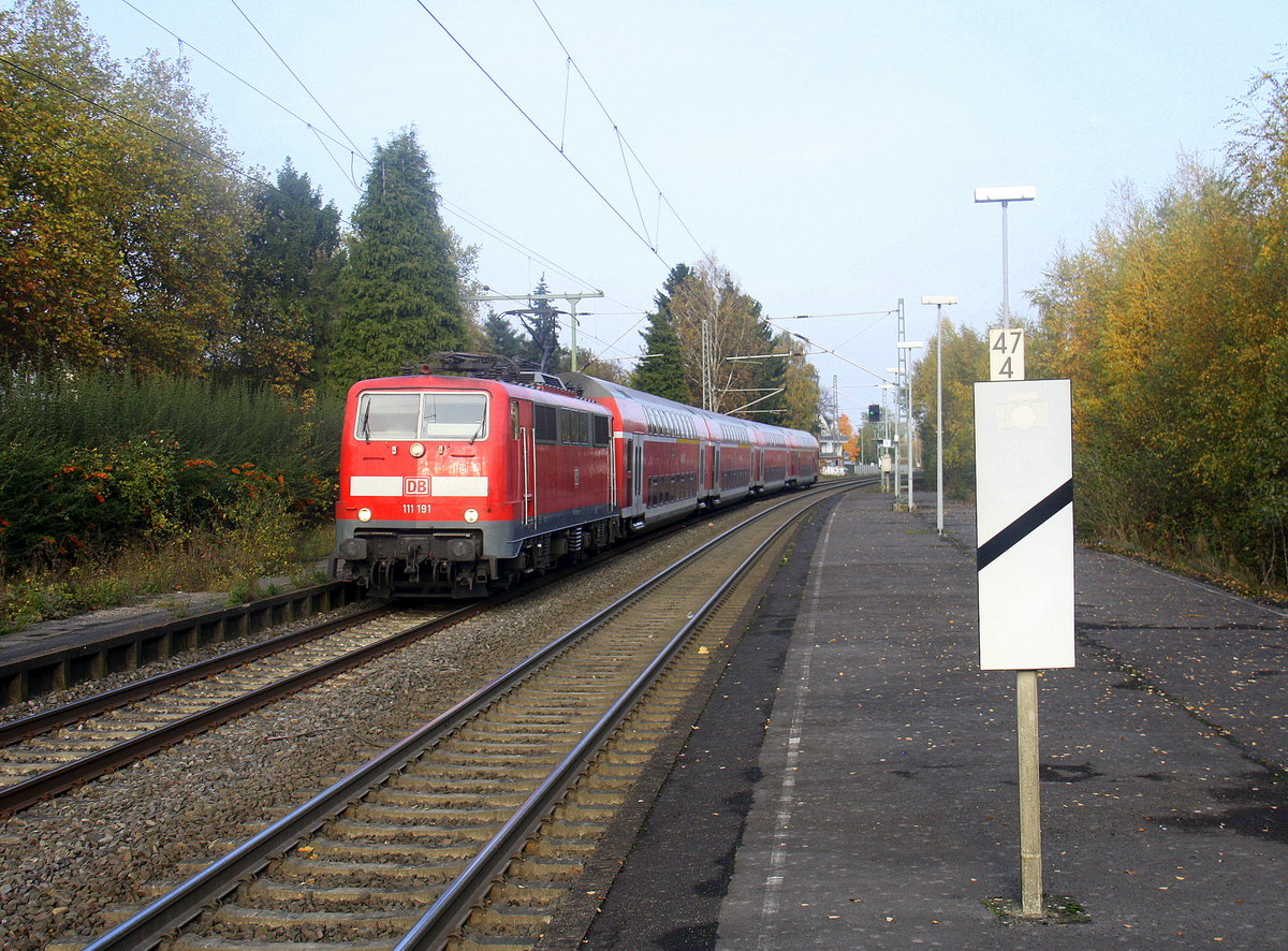 111 191 DB kommt mit dem RE4 von Dortmund-HBf nach Aachen-Hbf und kommt aus Richtung Neuss-Hbf,Mönchengladbach-Hbf,Rheydt-Hbf,Wickrath,Beckrath,Herrath und fährt in Erkelenz ein und fährt dann weiter in Richtung Baal,Hückelhoven-Baal,Brachelen,Lindern,Süggerrath,Geilenkirchen,Frelenberg,Zweibrüggen,Übach-Palenberg,Rimburg,Finkenrath,Hofstadt,Herzogenrath, Kohlscheid,Richterich,Laurensberg,Aachen-West,Aachen-Schanz,Aachen-Hbf. Aufgenommen vom Bahnsteig 1 in Erkelenz. 
Bei schönem Herbstwetter am Nachmittag vom 12.11.2016. 