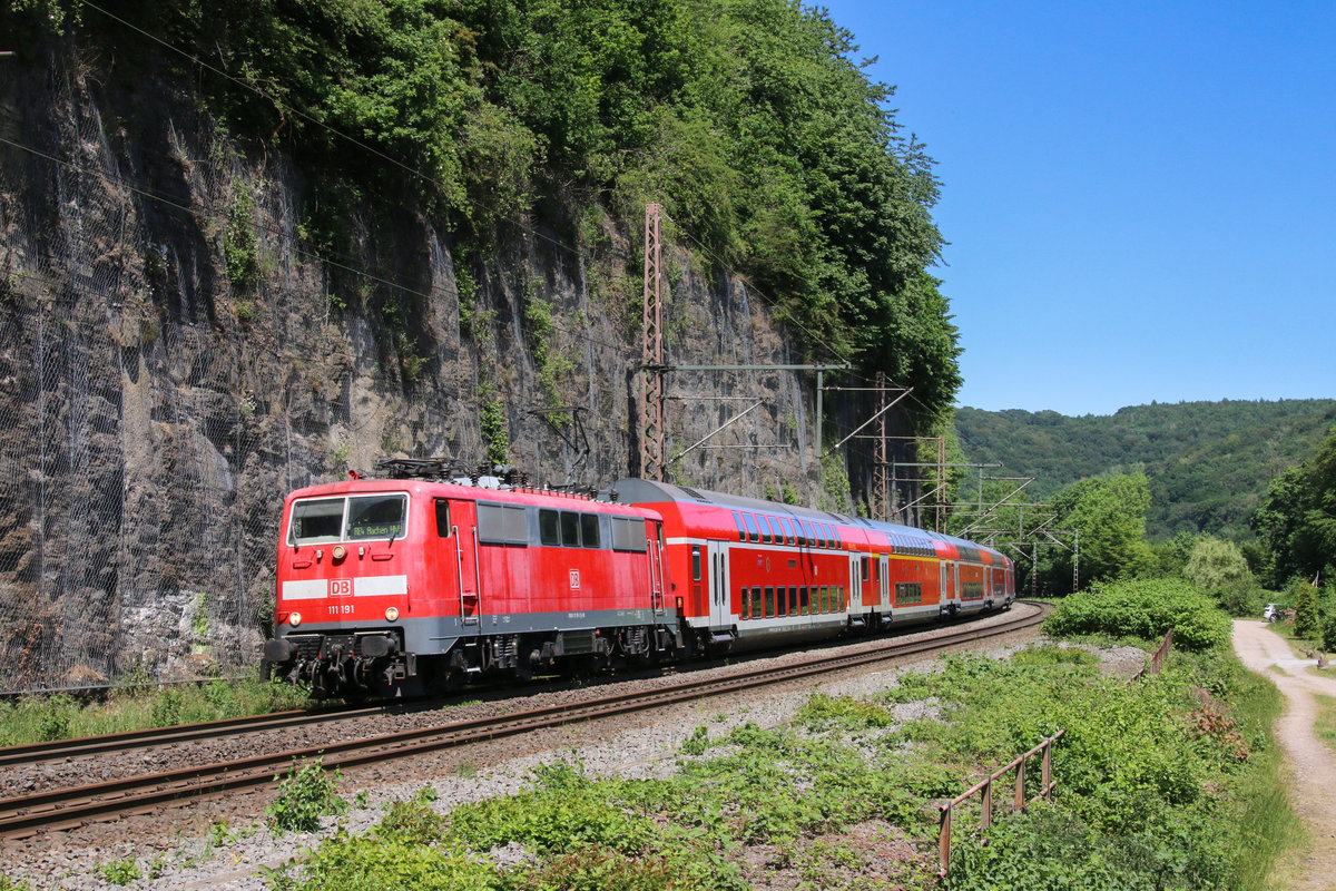 111 191 der Deutschen Bahn AG war am 30. Mai 2020 mit dem Regionalexpress 10420 von Dortmund Hauptbahnhof nach Aachen Hauptbahnhof unterwegs, hier kurz hinter Ennepetal.