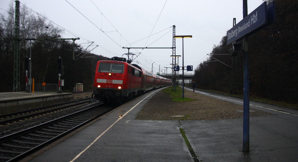 111 192-1 DB kommt aus Richtung Aachen-Hbf-Aachen-Rothe-Erde-Eilendorf mit dem RE1 aus Aachen- Hbf nach Paderborn-Hbf und hält in Stolberg-Hbf-Rheinland und fährt in Richtung Eschweiler-Hbf-Köln bei Regenwetter am Kalten vom 13.12.2014.