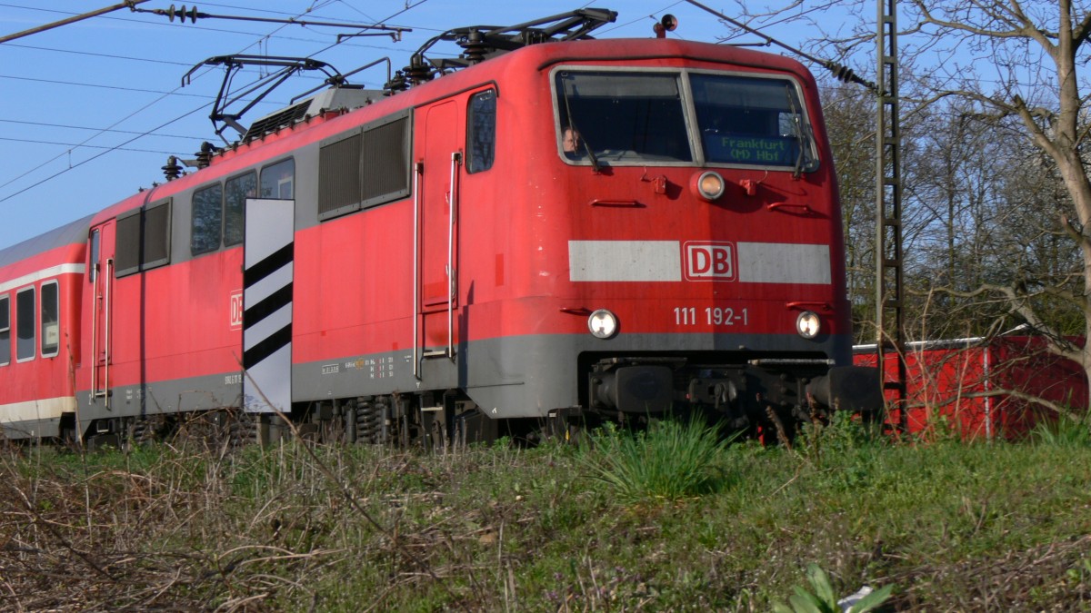 111 192-1 von Heidelberg nach Frankfurt vor Weinheim am 07.04.2010.