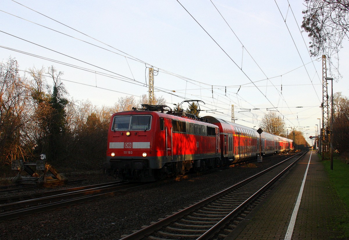 111 193 DB kommt die Kohlscheider-Rampe hoch aus Richtung Neuss,Herzogenrath mit dem RE4 aus Dortmund-Hbf nach Aachen-Hbf und fährt durch Kohlscheid in Richtung Richterich,Laurensberg,Aachen-West. 
Bei schönem Sonnenschein am Morgen vom 24.12.2015.