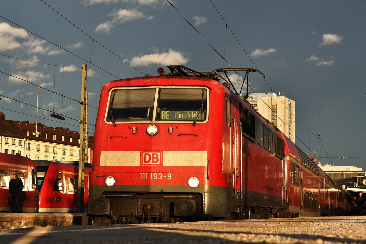 111 193 stand am 4. März 2019 mit einem RE nach Nürnberg in München Hbf.