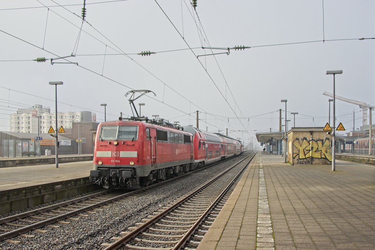 111 194 und 111 191 verlassen mit einem Ersatzzug auf der Linie RE 11 Bochum Hbf in Richtung Warburg (26.02.2022)