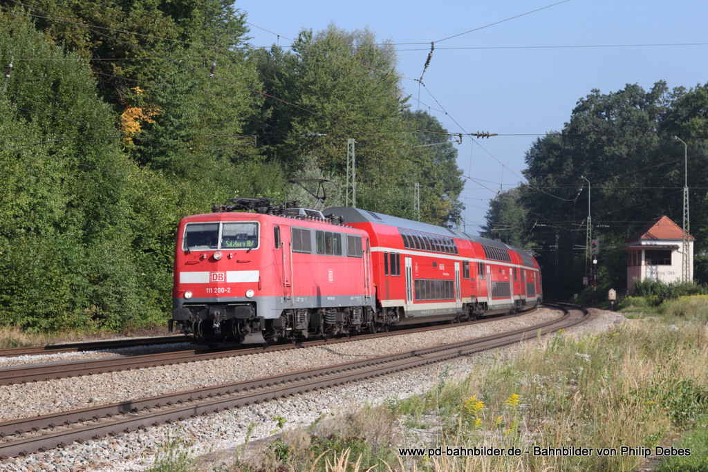 111 200-2 (DB) fhrt am 21. August 2013 um 9:21 Uhr mit einem Regionalexpress in Richtung Salzburg Hbf durch Aling