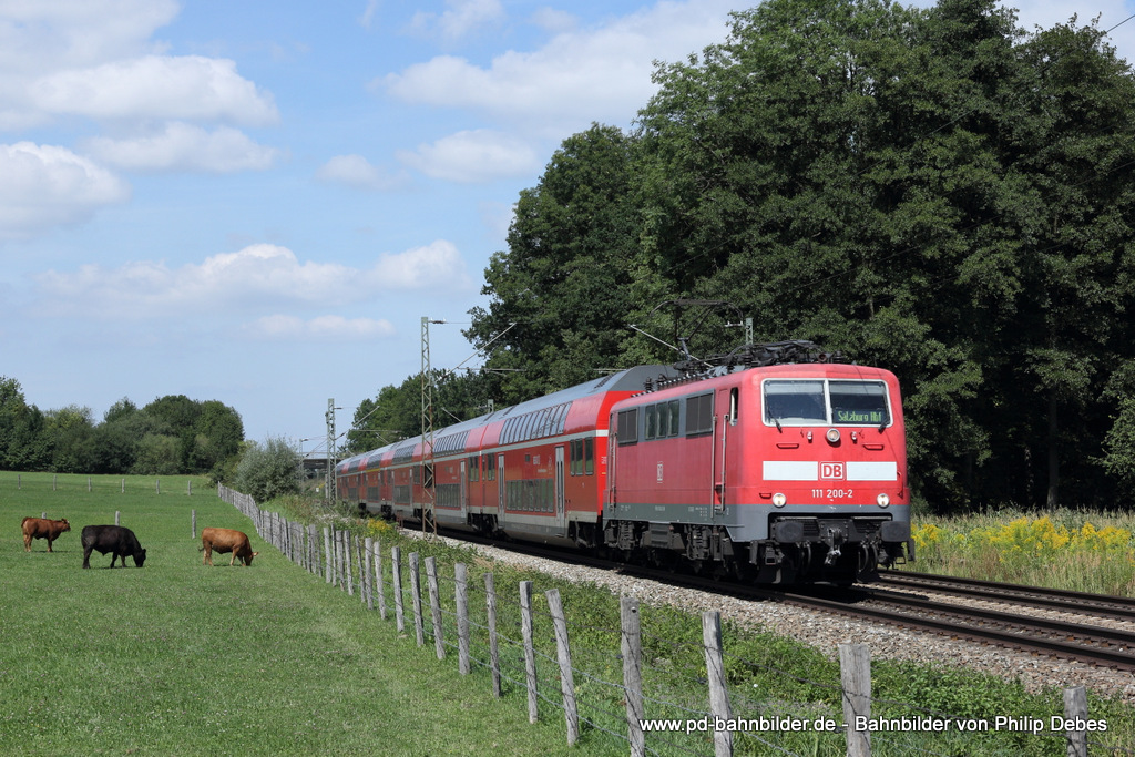 111 200-2 (DB) fhrt am 21. August 2013 um 14:26 Uhr mit einem Regionalexpress in Richtung Salzburg Hbf durch Grokarolinenfeld