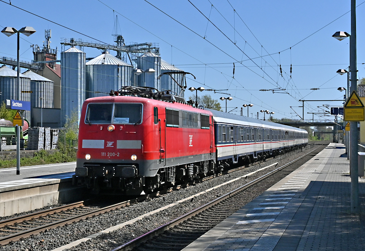 111 200-2 National-Express als RB48 durch den Bahnhof Sechtem - 26.04.2021