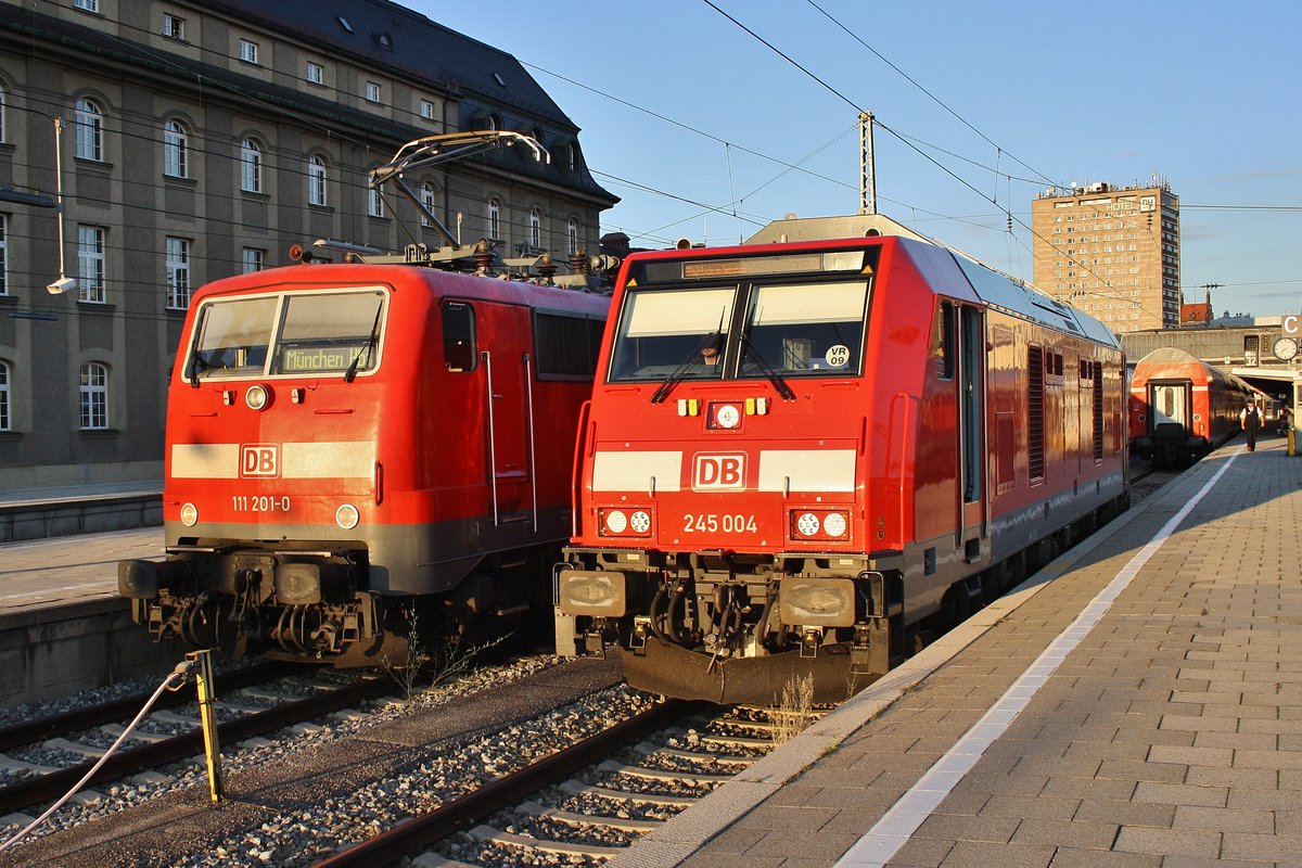 111 201-0 trifft am Abend des 13.8.2017 mit RE4872 von Mittenwald im Münchener Hauptbahnhof auf 245 004.