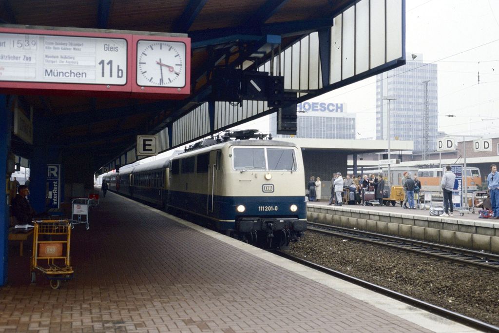 111 201 und weitere 111 in Dortmund Hbf., 10.03.1990