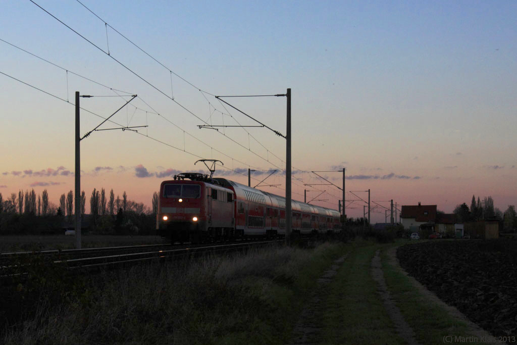 111 202 mit dem abendlichen RE 4263 Nrnberg - Mnchen kurz hinter Obertraubling. 30.10.2013