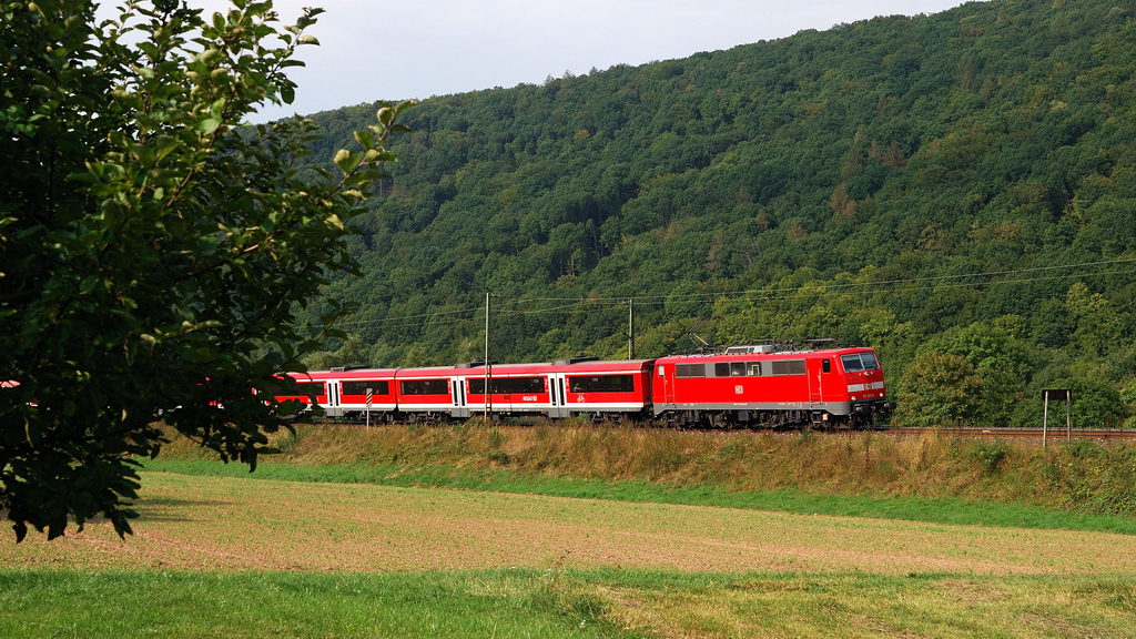 111 202 mit RE 4606 bei Wernberg (07.09.2013)