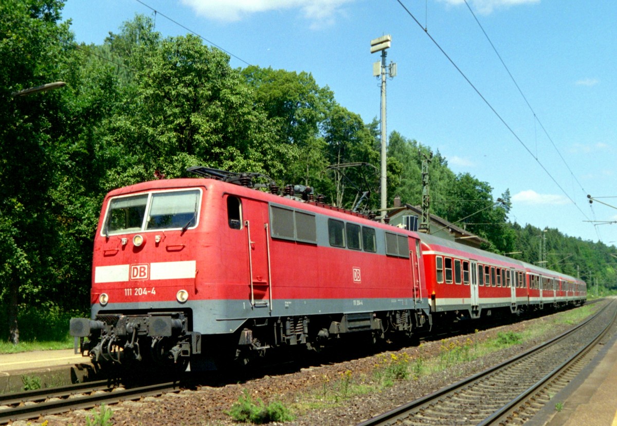 111 204 mit RB 32118 (Plattling–Neumarkt) am 04.07.2006 in Deining (Oberpf)