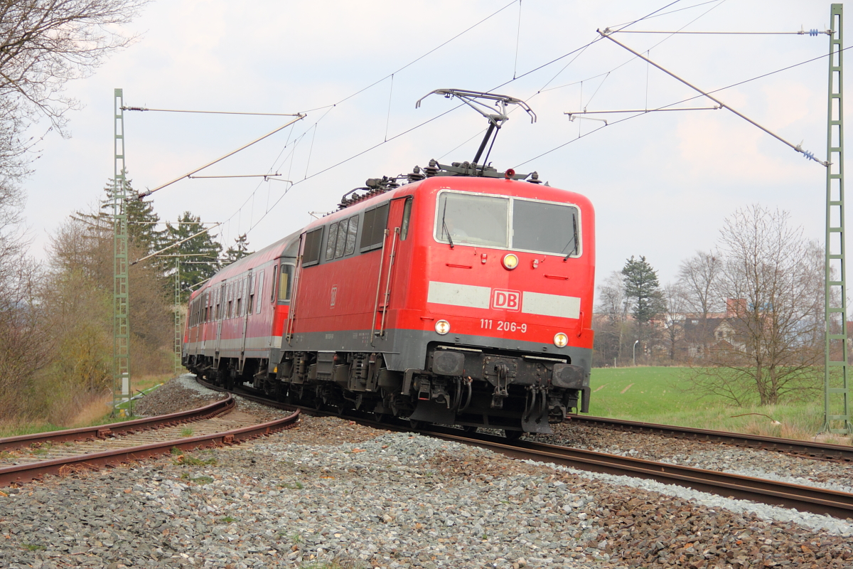 111 206-9 DB Regio bei Redwitz am 04.04.2012.