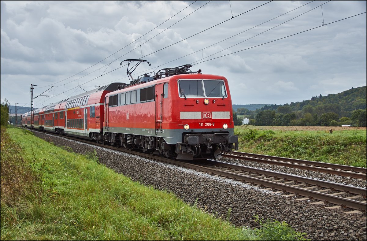 111 206-9 ist mit einen RE in Richtung Frankfurt/M. unterwegs,gesehen am 07.09.2017 bei Retzbach.