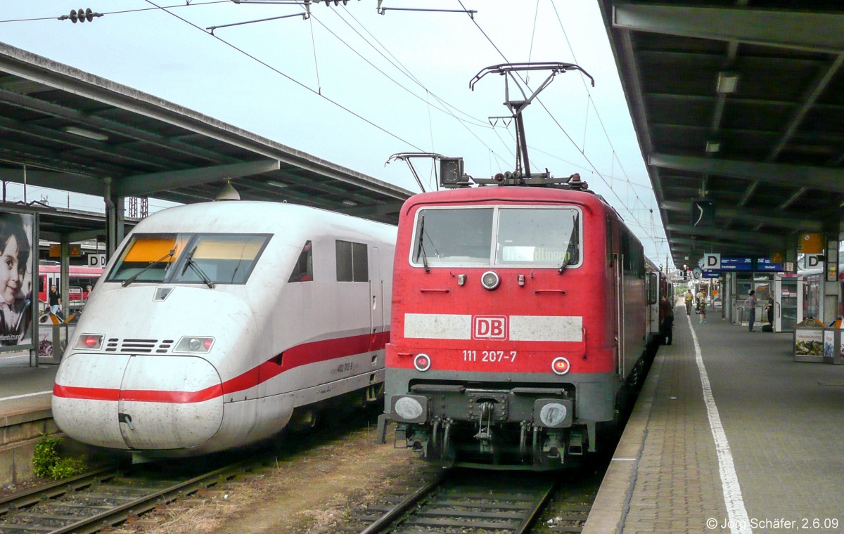 111 207 stand am 2.6.09 ungewöhnlicherweise am südlichen Zugende der RB nach Treuchtlingen. Dadurch konnte man sie in Würzburg Hbf auf Gleis 5 gut neben dem ICE nach Hamburg in Szene setzen. 