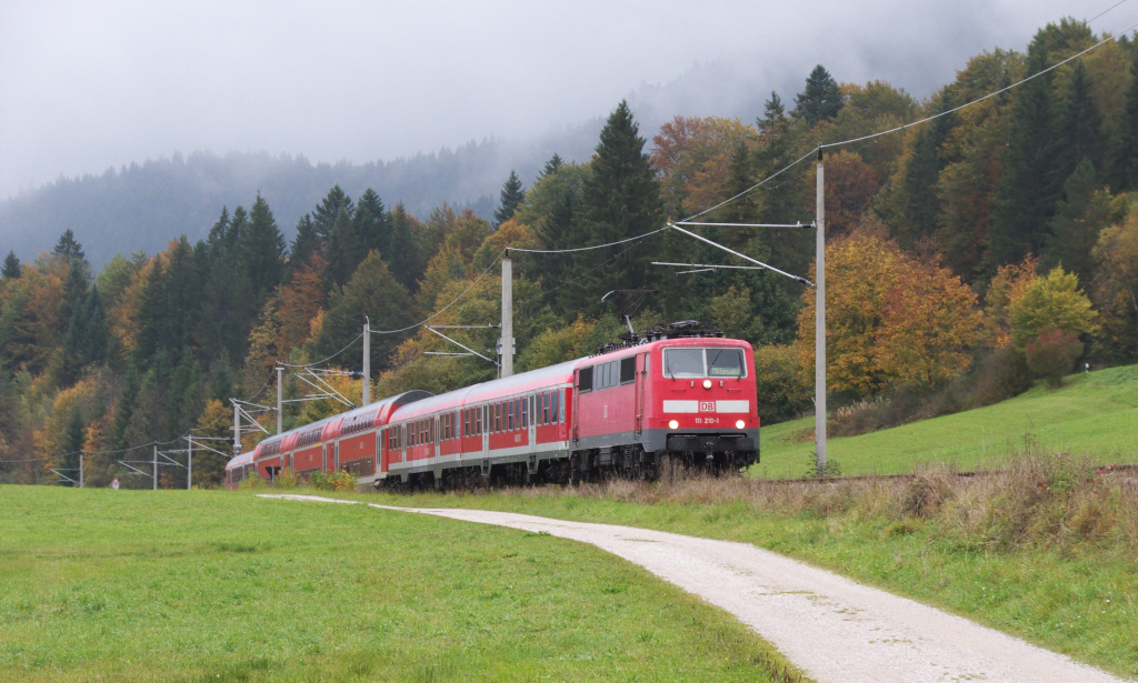 111 210-1 bringt ihre Regionalbahn aus Mnchen ihrem Ziel Mittenwald entgegen. Gleich wird sie hinter der Steigung von Kaltenbrunn in den Bahnhof Klais einfahren.
09.10.2013 Mittenwaldbahn - Bahnstrecke 5504 Mnchen Hbf. - Mittenwald (Grenze)