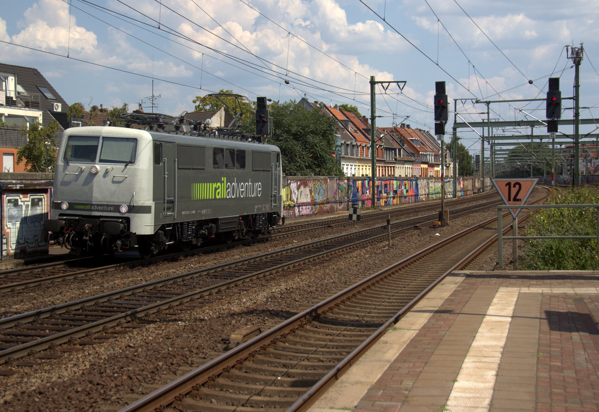 111 210 von Railadventure kommt als Lokzug aus Köln-Hbf nach Mönchengladbach-Hbf und kommt aus Richtung Köln-Hbf und fährt durch Köln-Ehrenfeld in Richtung Grevenbroich,Jüchen,Rheydt,Mönchengladbach-Hbf.
Aufgenommen vom Bahnsteig 3 in Köln-Ehrenfeld.
Bei Sommerwetter am Nachmittag vom 26.7.2018.